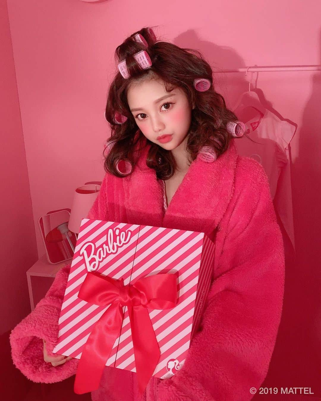 Chuuさんのインスタグラム写真 - (ChuuInstagram)「퇴근후 휴식👉바비가운💕💝 CHUU x Barbie coming soon❤️ #chuuseoul #barbie」10月21日 20時52分 - chuu_official