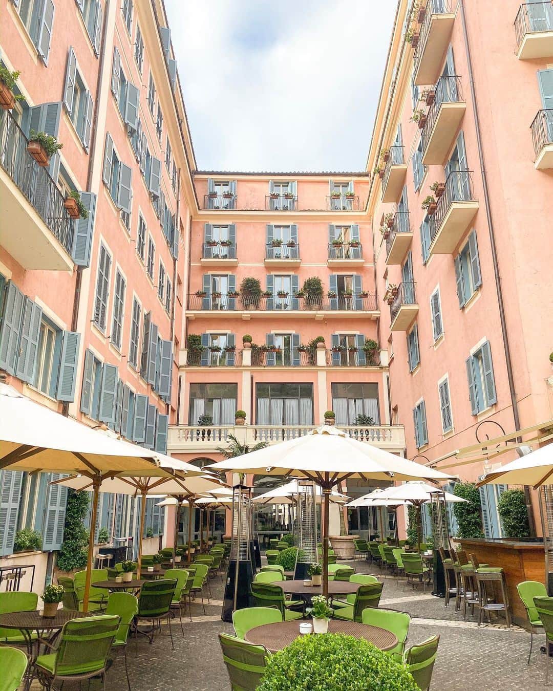 林弓束さんのインスタグラム写真 - (林弓束Instagram)「. ローマで泊まったのは #ホテルデルシー  ポポロ広場近くの庭園の素敵なホテルでした✨ 朝食のブュッフェが美味しくて💓 素敵な時間をすごせました😊 ホテル朝食でここが一番美味しかったなぁ。 サラダにかけたバルサミコ酢の美味しさが忘れられない。。 そして、なぜか、懐かしのアニメ、子どものおもちゃがやってました。 知ってる人いるかな？笑 . . .  #イタリア旅行  #新婚旅行　#ハネムーン　#イタリア  #ローマ　#ヨーロッパ　#yzktrip #hotelderussie」10月21日 20時59分 - hayashiyuzuka