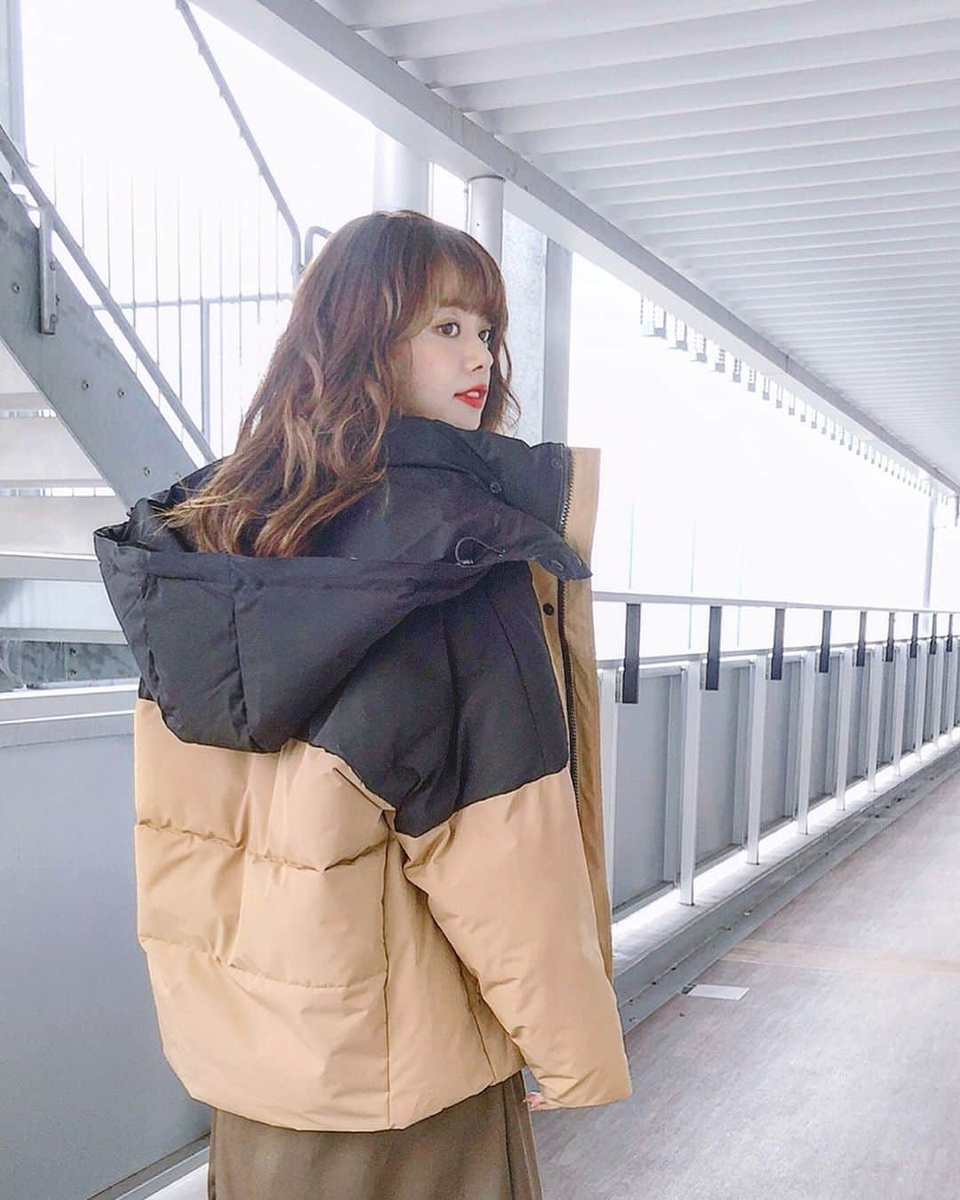 山崎春佳さんのインスタグラム写真 - (山崎春佳Instagram)「☃️❤︎ . この間のお洋服。 @milkfedjp の OVERSIZED PUFFER JACKET に 合わせたコーデ。 セーター、スカート、ソックスブーツは森さんが  全て @libbyandrose_official でピックしてくれたよ！ わたしには到底組めないおしゃれコーデ。。 さすがすぎる😙❤︎❤︎ . このジャケットはあったかいのに超軽量だし、メンズライクなサイズ感と、帽子の取り外しができるという点が総じてたまらん…です！♡⍢⃝ . #me #tbt #ootd #winter #wintercoordinate #fashion #milkfedjp #milkfed #libbyandrose #sweater #longskirt #ジャケット #ミルクフェド #ガーリーストリート #ロングスカート #ソックスブーツ」10月21日 21時00分 - haruka_yamazaki