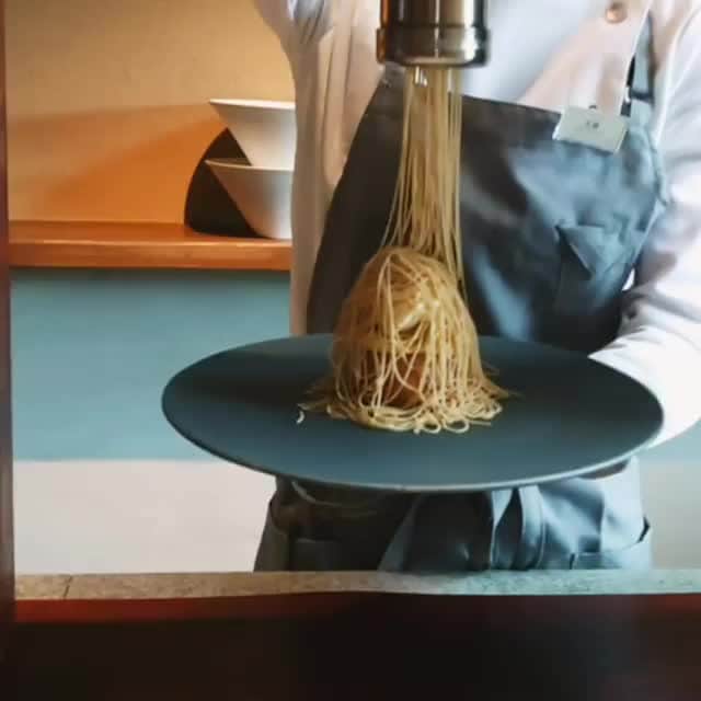 LIMIA キャンペーン(delimia)のインスタグラム：「. え、これは夢かな？ 理想のモンブランが目の前に…‼︎ . 細さ1mmの美しさ✨ 芸術的なモンブランで秋を感じたい‼︎🌰🍁 . @kazoo___ さんから素敵なお写真をリポストさせていただきました💫 . ------------------------------ LIMIA公式アカウントです🏡 Instagramに集まるみなさまの素敵なお料理のお写真をLIMIA記事でご紹介させていただいています🌷 < #delimia >のハッシュタグをつけて投稿していただくとこのアカウントでリグラムさせていただくこともあります✨ ---------------------- . #京都カフェ #河原町カフェ #和栗専門紗織 #紗織 #モンブラン #京都スイーツ #カフェタイム #カフェ好き #photogenicsweets #kyotocafe #栗 #栗スイーツ #おやつ #sweets #cafe #food #foodphoto #foodporn #カフェ #foodpic #フォトジェニック #instafood #日々 #暮らし #LIMIA #delimia #デリミア」