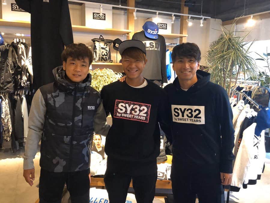 武岡優斗さんのインスタグラム写真 - (武岡優斗Instagram)「Shopping。  この2人とフラッと…Shoppingに^_^  @lsballers というお店…  @masakiwatanabe1202 からの紹介で2人を連れて行ってきました^_^  3人お揃いで @offsidecouturejapan @_offside._  @sy32_newtype @sy32_official_staff  をチョイス^_^  #ワイシャツに虫を飼う男　とは パーカー被りしました。 絶対に… 彼と… 同じ日に着て… 被らないようにしようと… 心から誓った日でした笑  皆さんもぜひ^_^  #宮崎純真 #甲府のナダル　最近は　#甲府の我が家杉山くん #被写体　として　#下手くそ #笑顔下手　#顔やばめ #森晃太 #ワイシャツに虫を飼う男 #衝撃の映像でした #この日も衝撃映像ありましたが #載せれません笑 #やはり彼は規格外 #LSBALLERS #offside #offsidecouture #sy32 #sy32bysweetyears #現場からは以上です🙏」10月21日 21時14分 - yuto_takeoka17