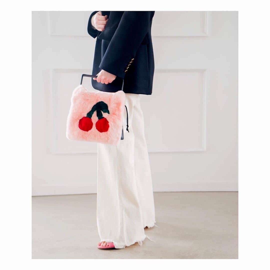 のインスタグラム：「🍒🍒🍒珍しいコーディネートだから一瞬わたし、、かな？の自分の写真。こんな日もあります。 チェリーバック🍒は、阪急限定です！」