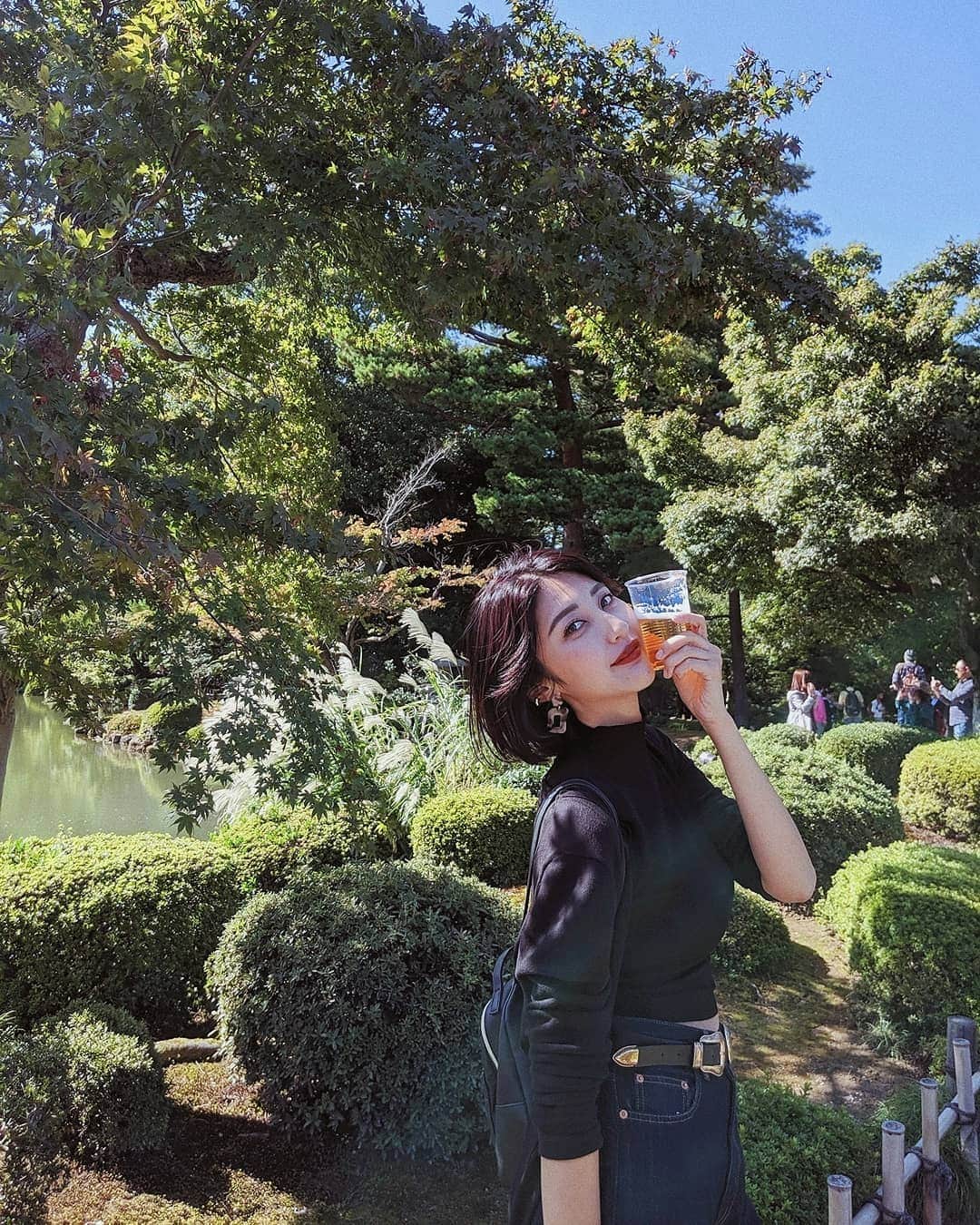 Lisaのインスタグラム：「. 兼六園🌿🌿🌿 . 歳を取るとこういう自然がいっぱいのところ とか神社とか好きになる。笑 . こんなところでビール売ってるから 飲むよね🙋🏻‍♀️🍻笑 私達以外ビール持って歩いてるやばい人はいませんでした🤣笑 #兼六園#金沢#どこでもビール#幸せ#旅行#japan#kanazawa#trip」