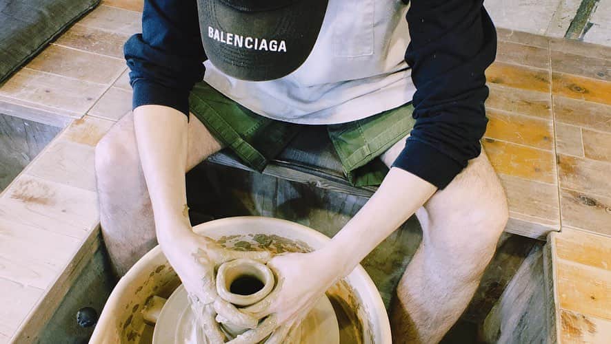 岡本至恩さんのインスタグラム写真 - (岡本至恩Instagram)「いや顔。笑 初電動ろくろ陶芸、 めちゃハマりそう🔥 . #岡本かお！ #陶芸家になりたいらしい #Pottery #ceramics」10月21日 21時09分 - seanokmt