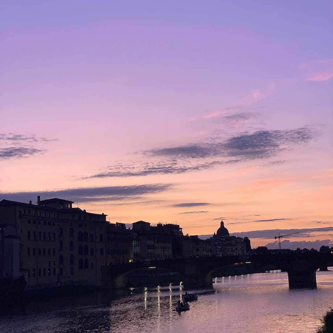 廣田奈々さんのインスタグラム写真 - (廣田奈々Instagram)「📍Firenze /Italia🇮🇹 イタリア,トスカーナ州の州都フィレンツェへ✨ 歩くだけでいろんな歴史を感じることができる街✨ ✔︎Cattedrale di Santa Maria del Fiore ✔︎ Torre di Arnolfo ✔︎ David di Michelangelo 大聖堂とかを回って歩いてたら地面に絵を描いてる人がいて。 顔を見てすぐわかった！ 日本の方だったの🤩 色々話をして、15年Italiaに住まれてるそうで👏🏼 dinnerのおすすめも教えてもらった😍ローカルでめっちゃおいしくって♡ステキな出会いでした✨ あとね、この夕焼けみてー😭 no加工🙏🏼 本当に本当に綺麗で。 1分ごとに表情が変わるからずーっと3人でみてたよ✨ 本当に最高やった😩✨ Firenzeおすすめ🇮🇹 #Europa #Roadtrip #Italia #Firenze #fashion #sunset #dinner #lovetime  #history #traditional #CattedralediSantaMariadelFiore #TorrediArnolfo #DaviddiMichelangelo」10月21日 21時10分 - nana_hirota