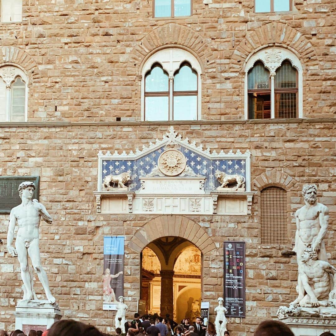 廣田奈々さんのインスタグラム写真 - (廣田奈々Instagram)「📍Firenze /Italia🇮🇹 イタリア,トスカーナ州の州都フィレンツェへ✨ 歩くだけでいろんな歴史を感じることができる街✨ ✔︎Cattedrale di Santa Maria del Fiore ✔︎ Torre di Arnolfo ✔︎ David di Michelangelo 大聖堂とかを回って歩いてたら地面に絵を描いてる人がいて。 顔を見てすぐわかった！ 日本の方だったの🤩 色々話をして、15年Italiaに住まれてるそうで👏🏼 dinnerのおすすめも教えてもらった😍ローカルでめっちゃおいしくって♡ステキな出会いでした✨ あとね、この夕焼けみてー😭 no加工🙏🏼 本当に本当に綺麗で。 1分ごとに表情が変わるからずーっと3人でみてたよ✨ 本当に最高やった😩✨ Firenzeおすすめ🇮🇹 #Europa #Roadtrip #Italia #Firenze #fashion #sunset #dinner #lovetime  #history #traditional #CattedralediSantaMariadelFiore #TorrediArnolfo #DaviddiMichelangelo」10月21日 21時10分 - nana_hirota