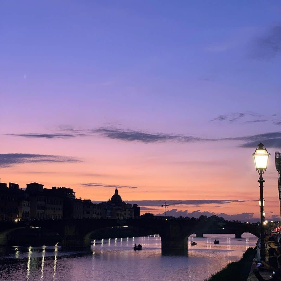 廣田奈々さんのインスタグラム写真 - (廣田奈々Instagram)「📍Firenze /Italia🇮🇹 イタリア,トスカーナ州の州都フィレンツェへ✨ 歩くだけでいろんな歴史を感じることができる街✨ ✔︎Cattedrale di Santa Maria del Fiore ✔︎ Torre di Arnolfo ✔︎ David di Michelangelo 大聖堂とかを回って歩いてたら地面に絵を描いてる人がいて。 顔を見てすぐわかった！ 日本の方だったの🤩 色々話をして、15年Italiaに住まれてるそうで👏🏼 dinnerのおすすめも教えてもらった😍ローカルでめっちゃおいしくって♡ステキな出会いでした✨ あとね、この夕焼けみてー😭 no加工🙏🏼 本当に本当に綺麗で。 1分ごとに表情が変わるからずーっと3人でみてたよ✨ 本当に最高やった😩✨ Firenzeおすすめ🇮🇹 #Europa #Roadtrip #Italia #Firenze #fashion #sunset #dinner #lovetime  #history #traditional #CattedralediSantaMariadelFiore #TorrediArnolfo #DaviddiMichelangelo」10月21日 21時10分 - nana_hirota