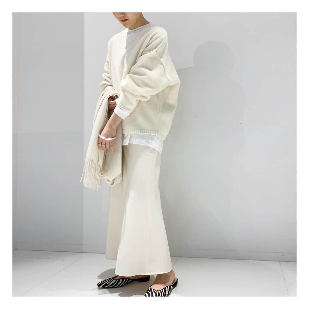 plageさんのインスタグラム写真 - (plageInstagram)「〝WO/VI Bias スカート〟﻿ In store now！﻿ 女性らしいシルエットが人気のスカート。 シンプルなスタイリングにも映える一着。 ¥26,000+tax﻿ col:ホワイト/ベージュ﻿ size:34/36/38﻿ ﻿ #Plage #プラージュ﻿ #baycrews #fashion ﻿ #coordinate」10月21日 21時15分 - plage_jp