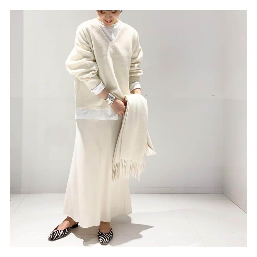 plageさんのインスタグラム写真 - (plageInstagram)「〝WO/VI Bias スカート〟﻿ In store now！﻿ 女性らしいシルエットが人気のスカート。 シンプルなスタイリングにも映える一着。 ¥26,000+tax﻿ col:ホワイト/ベージュ﻿ size:34/36/38﻿ ﻿ #Plage #プラージュ﻿ #baycrews #fashion ﻿ #coordinate」10月21日 21時15分 - plage_jp