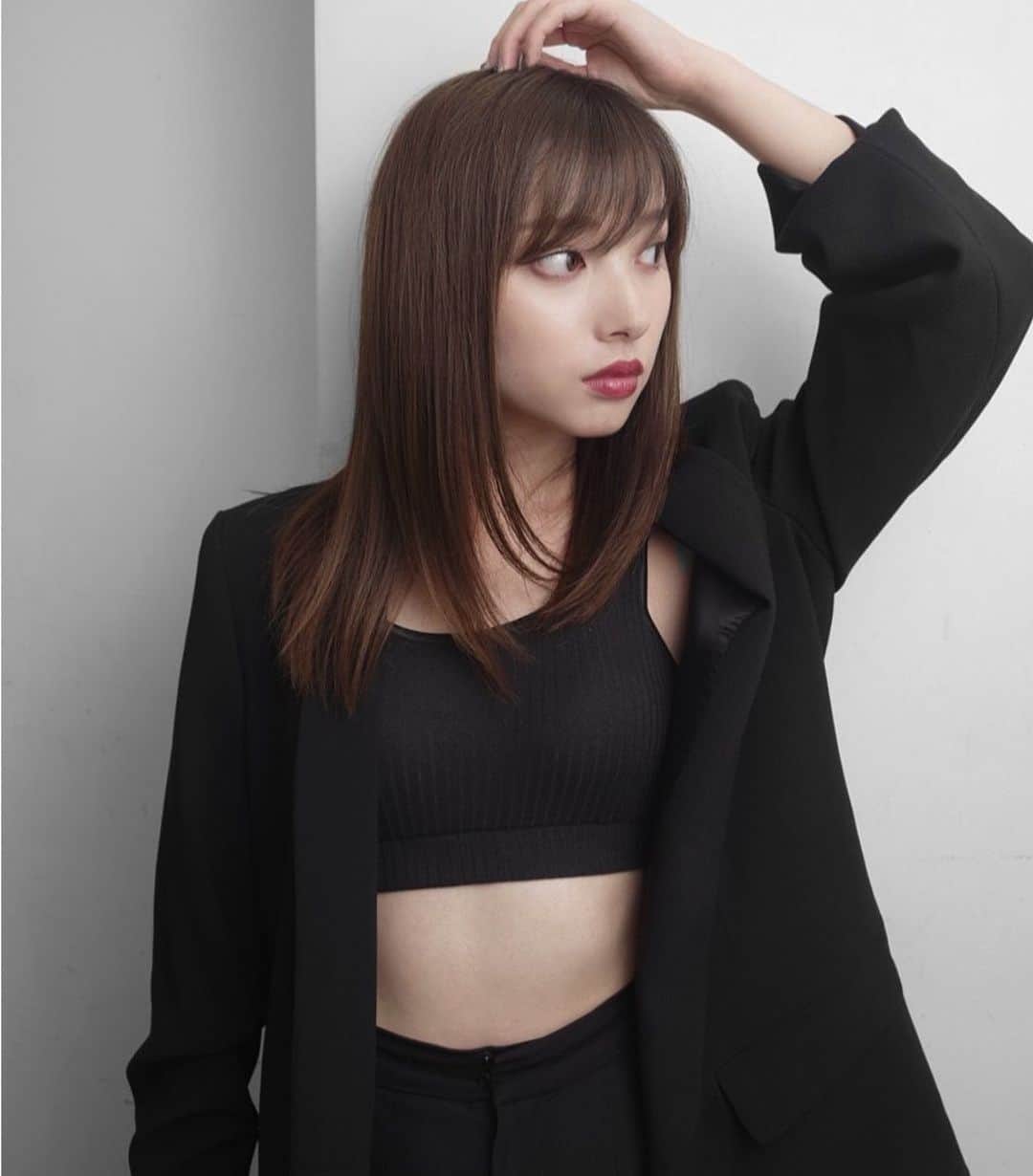 のインスタグラム：「寒い〜☔︎ 風邪引かないように気をつけてね👼🏻 そしてLEANNの先行予約が 今日の24時までなのでチェックしてね❤︎ @leannofficial  #LEANN#leannofficial#リーン #allblack」