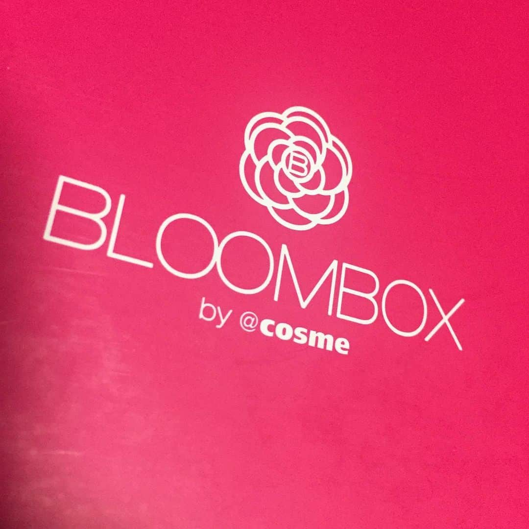 浦えりかのインスタグラム：「#bloombox 1年コースで支払っていたから今月がラスト！試供品多い月もあったけど毎月色々届いて楽しかったなー。  #labolabo の #毛穴ローション 早速使ってみようっと( ^ω^ ) #stimmung  #リップカラー が試供品で入っていたのだけど試供品用のケースが面白くてびっくり。」