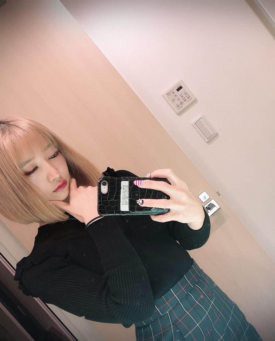 星奈あいさんのインスタグラム写真 - (星奈あいInstagram)「美容室いった💗髪の毛暗いのおちつく！みんなはどっちがすき〜🥺?? #美容室#渋谷#RISEL #星奈あい」10月21日 21時18分 - hoshina_r18