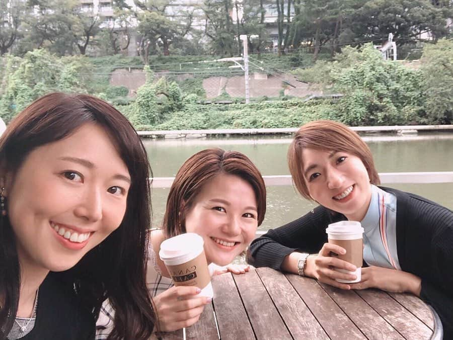 蒼羽りくさんのインスタグラム写真 - (蒼羽りくInstagram)「先日、同期の2人と会いました✨  しほ(#桜帆ゆかり )は 音楽学校時代、1番教室を一緒にお掃除していて…共に泣いたり夜中までお話し合いをしていたり、色々な時間を過ごした仲間の1人です😌(1番教室は4人でお掃除していました) まるちゃん(#風海恵斗 )は 宙組で一緒に過ごして、下級生のころから穏やかなまるちゃんに癒されていたのです😊 . . .  #93期 の大切な仲間 #色々話していたら #デザート で #お祝い をしてくれました！ #感謝 #ありがとう #プレゼント まで用意してくれて #本当に感謝 #リップ💄 #似合う人になれるよう #頑張る うん。」10月21日 21時18分 - riku_sorahane