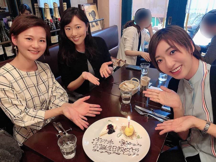 蒼羽りくさんのインスタグラム写真 - (蒼羽りくInstagram)「先日、同期の2人と会いました✨  しほ(#桜帆ゆかり )は 音楽学校時代、1番教室を一緒にお掃除していて…共に泣いたり夜中までお話し合いをしていたり、色々な時間を過ごした仲間の1人です😌(1番教室は4人でお掃除していました) まるちゃん(#風海恵斗 )は 宙組で一緒に過ごして、下級生のころから穏やかなまるちゃんに癒されていたのです😊 . . .  #93期 の大切な仲間 #色々話していたら #デザート で #お祝い をしてくれました！ #感謝 #ありがとう #プレゼント まで用意してくれて #本当に感謝 #リップ💄 #似合う人になれるよう #頑張る うん。」10月21日 21時18分 - riku_sorahane