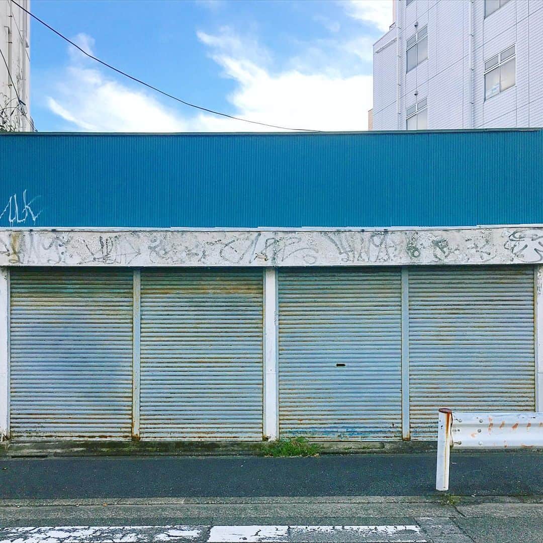 まめのインスタグラム：「Blue and white composition. . #ザ壁部 #トタニズム #シャッターチャンス . #ihaveathingforwalls #igersjp #indies_minimal #reco_ig #shotoniphone #wearegrryo」