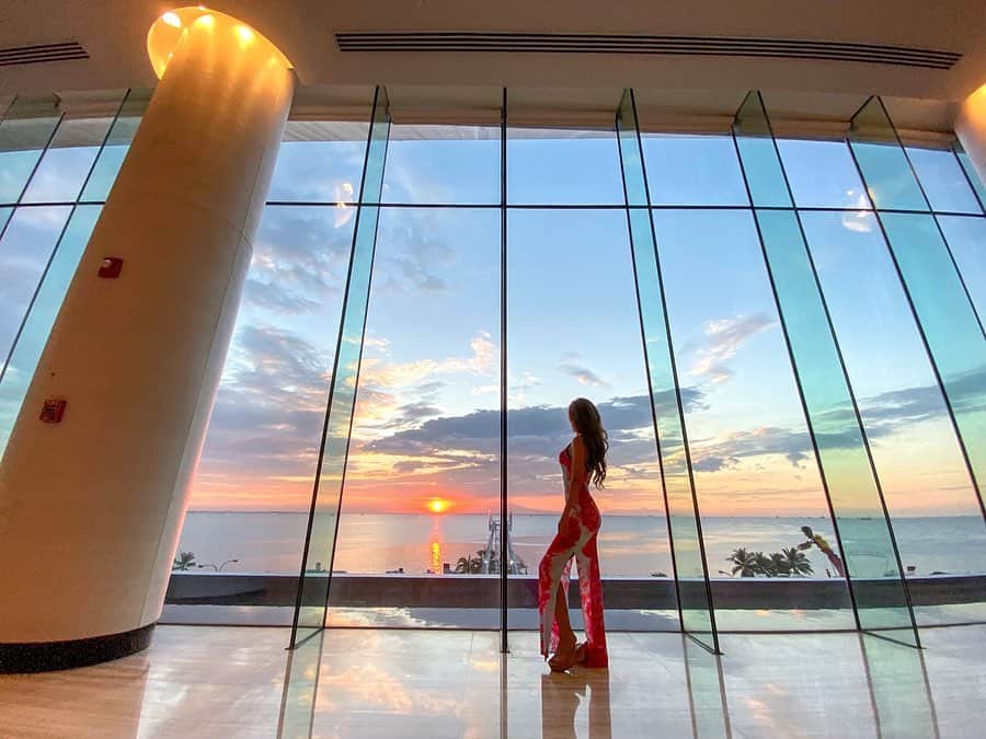 のインスタグラム：「#conrad#conradmanila#manila#hotellobby#amazingview#sunset#sunsetview#photogenic#genic_philippines#longdress#divaboutique#vacay#travel#philippines#女旅#女子旅#マニラ#サンセット#世界三大夕日  Thankyou for your kindness Randy,Nelson,River.J,Mark,Jonah,Analyn❤️ @conradmanila」