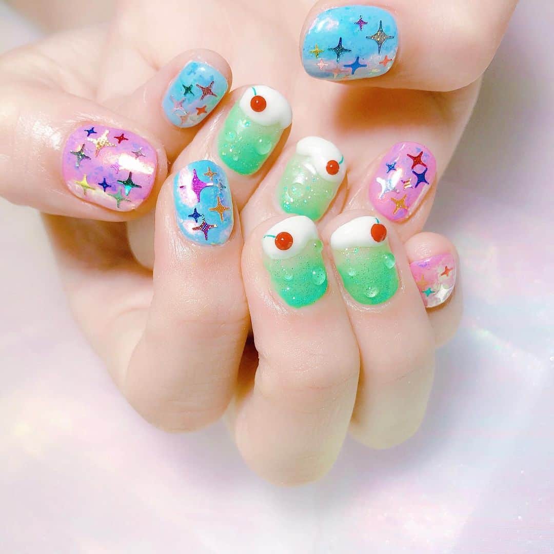 なかやまちえこのインスタグラム：「メロンソーダ🍹ネイル PREGEL 834.L21 PremDoll 640.B22.617  PREGELミューズ M021+ビジュージェル AuroraFlake 4トパーズ、5フーシャ ホログラムは私物（謎のネットで買いました） #nail #nails #nailart #ネイル #美甲 #ネイルアート  #clou #nagel #ongle #ongles #unghia #japanesenailart #manucure #네일 #젤네일 #네일아트 #네일리스트 #japanesenails #manicurist #gelnails #أظافر #クリームソーダ #ホログラムネイル #くれちゃん」