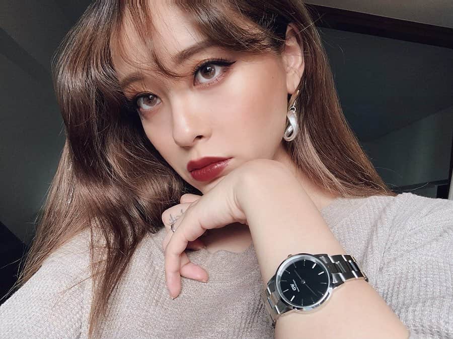 JESSY.Uのインスタグラム：「@danielwellington の新作 Iconic Link⌚️🖤 最近はアクセサリーならシルバーが気分🥰 シンプルだけど、煌びやか！ どんな格好にも合うし、コーデが上品にまとまります ・ ・ 文字盤のサイズも3種類あるので、 男性も女性も好みの大きさに調整できます🙆‍♀️ オータムギフトキャンペーンで、 10月31日までに腕時計の購入をすると ギフトラッピングが期間限定で無料になります！ ・ ・ 大切な人の贈り物におすすめです🎁 ・ ・ 15％OFFクーポンコード：jessyu （12/15まで有効、公式サイト使用のみ） https://www.danielwellington.com/jp　 @danielwellington #ダニエルウェリントン #DW新作 #watch #時計 #腕時計 #ギフト #fashion #makeup #ootd #danielwellington #selfie #iconiclink」