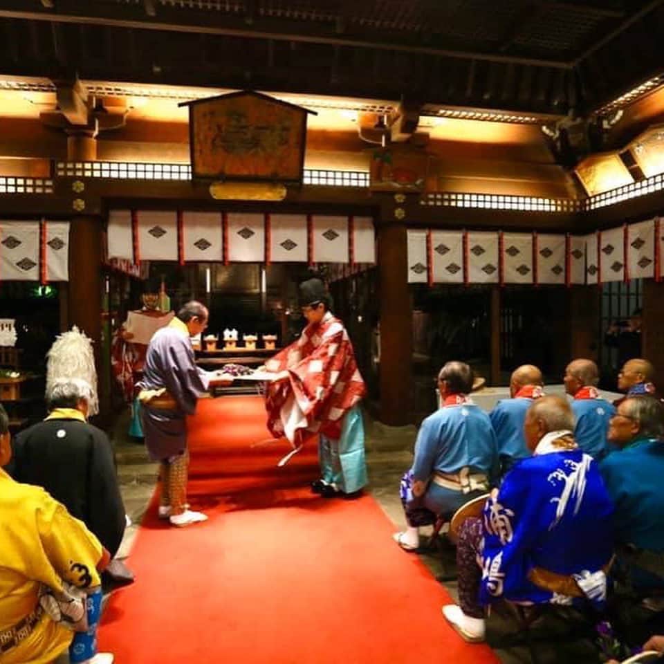 川越氷川神社さんのインスタグラム写真 - (川越氷川神社Instagram)「川越の祭りは昨日まで、と思われる方が多いと思いますが、じつは今日まで続いています。﻿ ﻿ あまり知られてはいませんが本日夕刻、改めて各町代表が祭り衣装で神社を詣でます。そこで「笠脱ぎ」神事を執り行うことで祭礼が正式に納められ、平常の日に戻るのです。﻿ ﻿ お焚き上げの炎とともに神様が元の場所にお還りになります。﻿ 笠を焚き上げる火は神職が火鑚具で起こした忌火を用います。﻿ ﻿ #川越氷川神社﻿ #川越氷川祭  #川越  #小江戸川越  #kawagoe」10月21日 21時29分 - kawagoe_hikawa