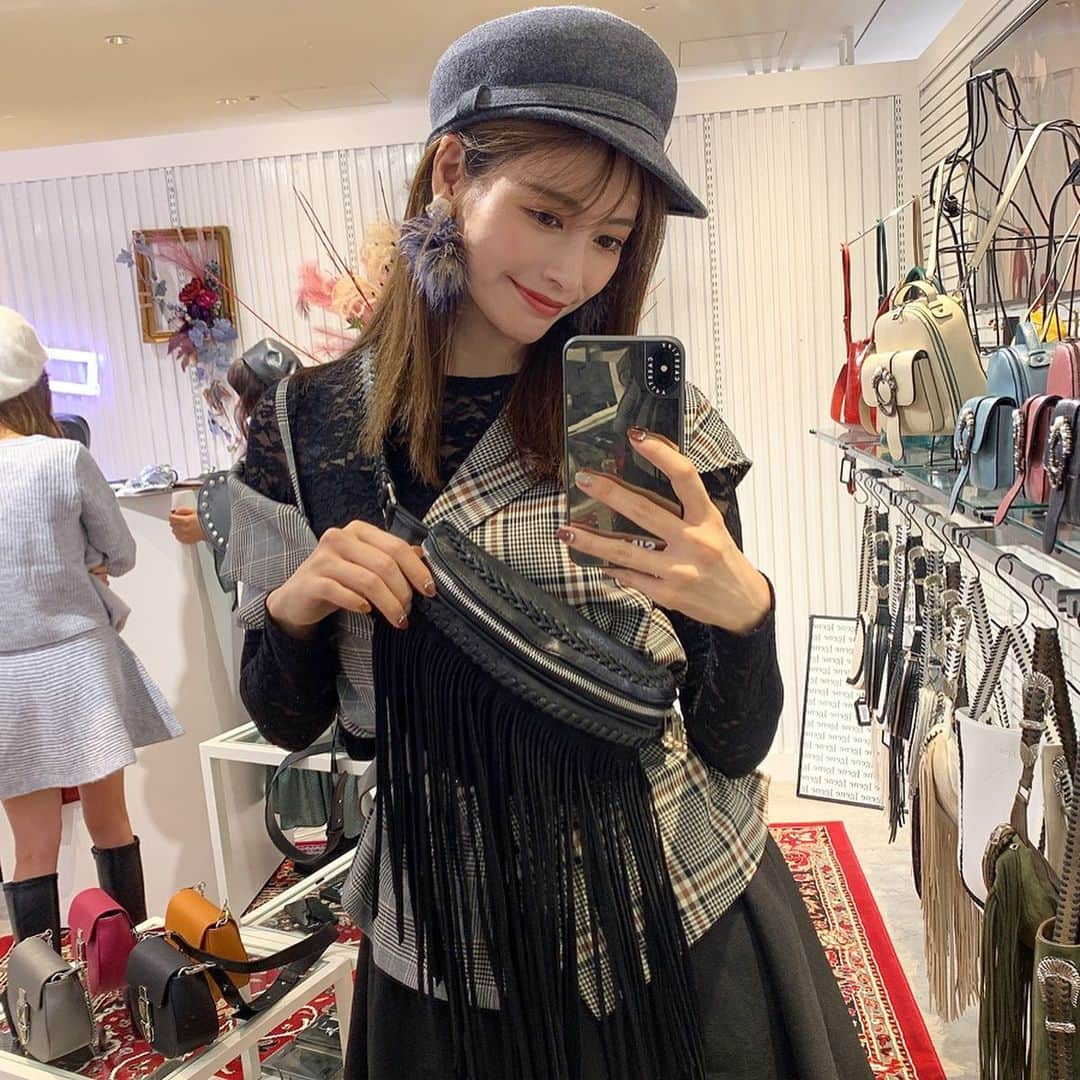 得あゆさんのインスタグラム写真 - (得あゆInstagram)「欲しかった黒のbag🖤💓 友達じゅんこちゃん @jnco0417 のブランド🖤 @jgene_official の大人気bag✨ 可愛くて使いやすいいいい🥺 毎日使う！！！！ ・ hat : @drwcys_official tops : @rienda_official bag : @jgene_official earring : @areem.accessory iPhone case : @casetify_jp コーデタグ付けしました🏷💓 ・ ・ ・ ・ ・ ・ ・ ・ ・ #コーデ#コーディネート#ブラック#アパレル#友達#ブランド#大人可愛い#大人カジュアル#インスタ映え#自撮り#カメラ女子#写真#黒#バッグ#ファッション#お洒落#帽子#チェック#秋#秋服#アクセサリー#イヤリング#原宿#popup#bag#accessory#earring#check#blackandwhite#harajuku」10月21日 21時29分 - tokuayu819