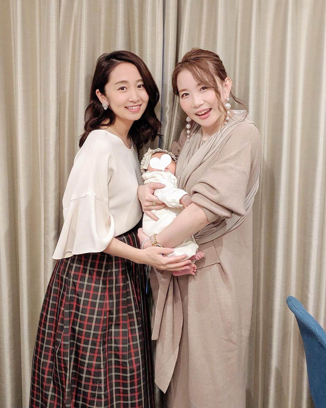 小野恵美のインスタグラム：「娘を抱っこしてもらいました🤱💕 そしたら、ゆっこちゃんの息子くん泣いちゃった〜😂 やきもち妬いちゃったかな？ ソファで寛ぐ姿も可愛すぎる😍  半年差の同い年babyなんだけど、大きさも重さも全然違う！ 赤ちゃんの成長って早いなぁ👶✨ #令和ベイビー #同い年 #同い年ベビー #赤ちゃん #baby #ママ #女の子ママ」