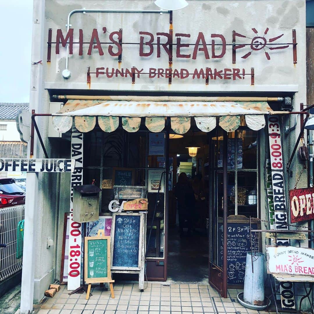中川政七商店さんのインスタグラム写真 - (中川政七商店Instagram)「「奈良のとびきり美味しいパン屋、跡継ぎ募集。」﻿ ﻿ 休日、足しげく通う奈良町のパン屋さんがあります。﻿ その名も、「Mia’sBread(ミアズブレッド)」。﻿ おもちゃ箱のような楽しい見た目のお店を覗くと、天然酵母の食パンやベーグル、そしてなんといっても季節の野菜がたっぷり入ったサンドイッチが所狭しと並びます。夕方になると軒並み品切れを起こすほど、地元の人にも旅行で訪れた人にも愛される、人気のお店です。﻿ ﻿ そんな人気店が抱える悩みが、美味しいパンを作るスタッフ不足。奈良を盛り上げていきたいという志は一緒のため、中川政七商店でもミアズブレッドさんのスタッフを募ることにしました。﻿ ぜひ「ミアズブレッド 採用」で検索してみてくださいね。﻿ ﻿ #中川政七商店 ミアズブレッド #奈良 #奈良暮らし #miasbread #奈良が好き #奈良グルメ #奈良好きな人と繋がりたい」10月21日 21時41分 - nakagawamasa7