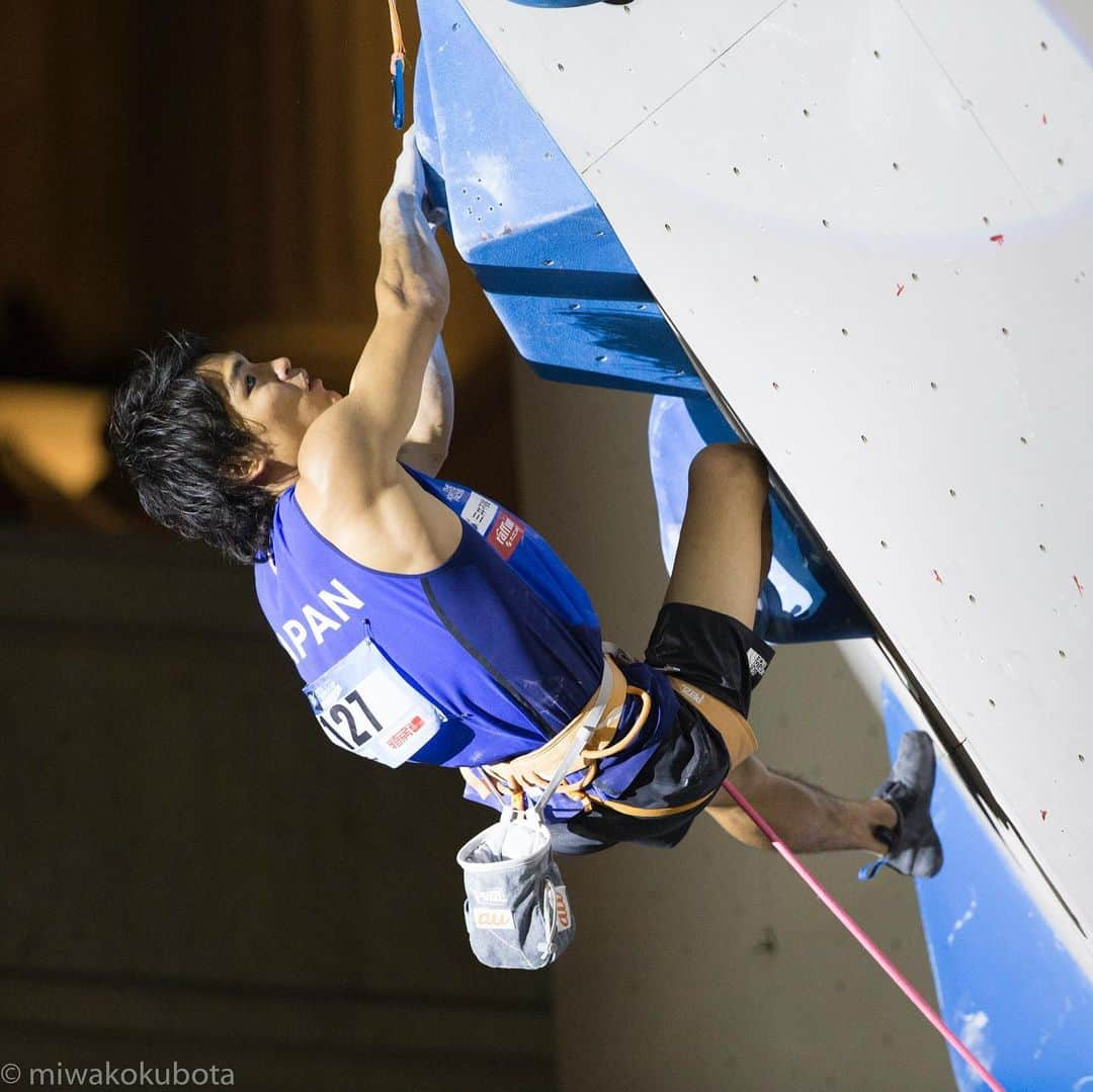 楢崎智亜さんのインスタグラム写真 - (楢崎智亜Instagram)「Finished 3rd in the World Cup Xiamen, China! I was peaking for the World Championships, so I could not have satisfying condition. Yet I was happy to be on the podium in the end. While I've been away from the competitions for the last 2 months, other climbers were becoming strogner and thier passion really inspired me. Thanks a lot for support! ——————————— WORLDCUP廈門大会、3位でした🥉 世界選手権にピークを合わせていため、なかなか納得のいくコンディションで参加することは出来ませんでしたが、最終的に表彰台に立つことが出来て嬉しいです。2ヵ月ぶりに大会に参加をしたのですが、周りの成長や勢いを肌で感じることが出来、いい刺激を貰えました🔥🦍 応援ありがとうございました！ ——————————— photo by miwako kubota  @au_official @thenorthfacejp #アイディホーム @air_sleeptechnology @unparallelup @frictionlabs」10月21日 21時43分 - tomoa_narasaki