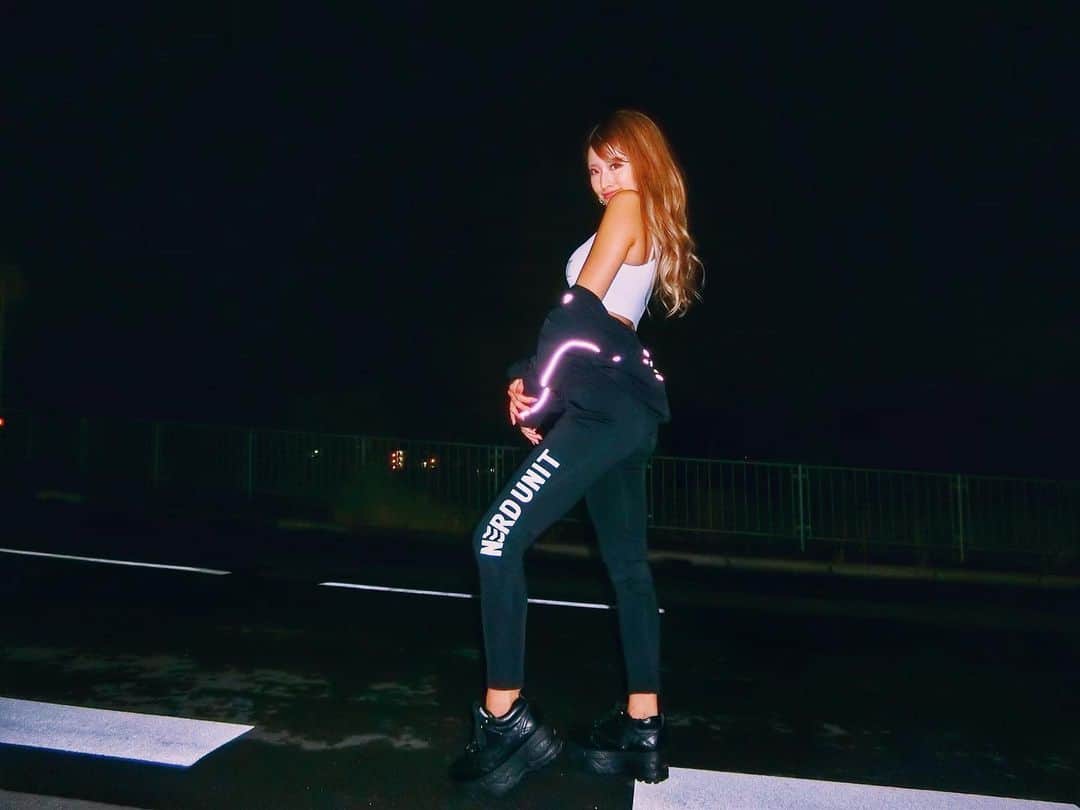 鈴木まりなさんのインスタグラム写真 - (鈴木まりなInstagram)「@nerdunit.jp   ACTIVE CROP JACKET ACTIVE SPORTS BRA GLOBE LEGGINGS   #dj #girlsdj #femaledj #asiandj #Japanesedj #djlife #djingismylife #djinglife #djlifestyle」10月21日 21時46分 - marina_suzuki_official