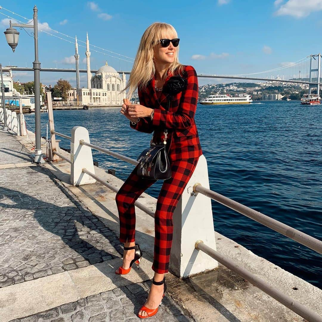 Burcu Esmersoyさんのインスタグラム写真 - (Burcu EsmersoyInstagram)「bugun @mertaslanfashion #nightzoomstyledbymertaslan gunu yasemincim 🥰 @modatutkusu (yazdirildim😂)」10月21日 21時47分 - burcues