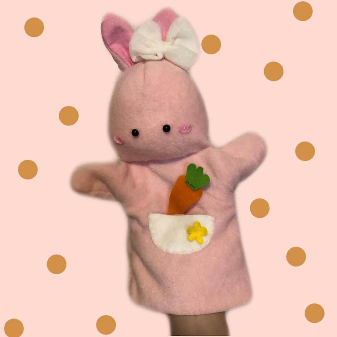 平瀬美里のインスタグラム：「みぃが家庭科の課題で作ったうさぎのパペット🐰🐰﻿ 犬が遊んでくれてるの💎 夜ご飯は🐰かな？🍴」