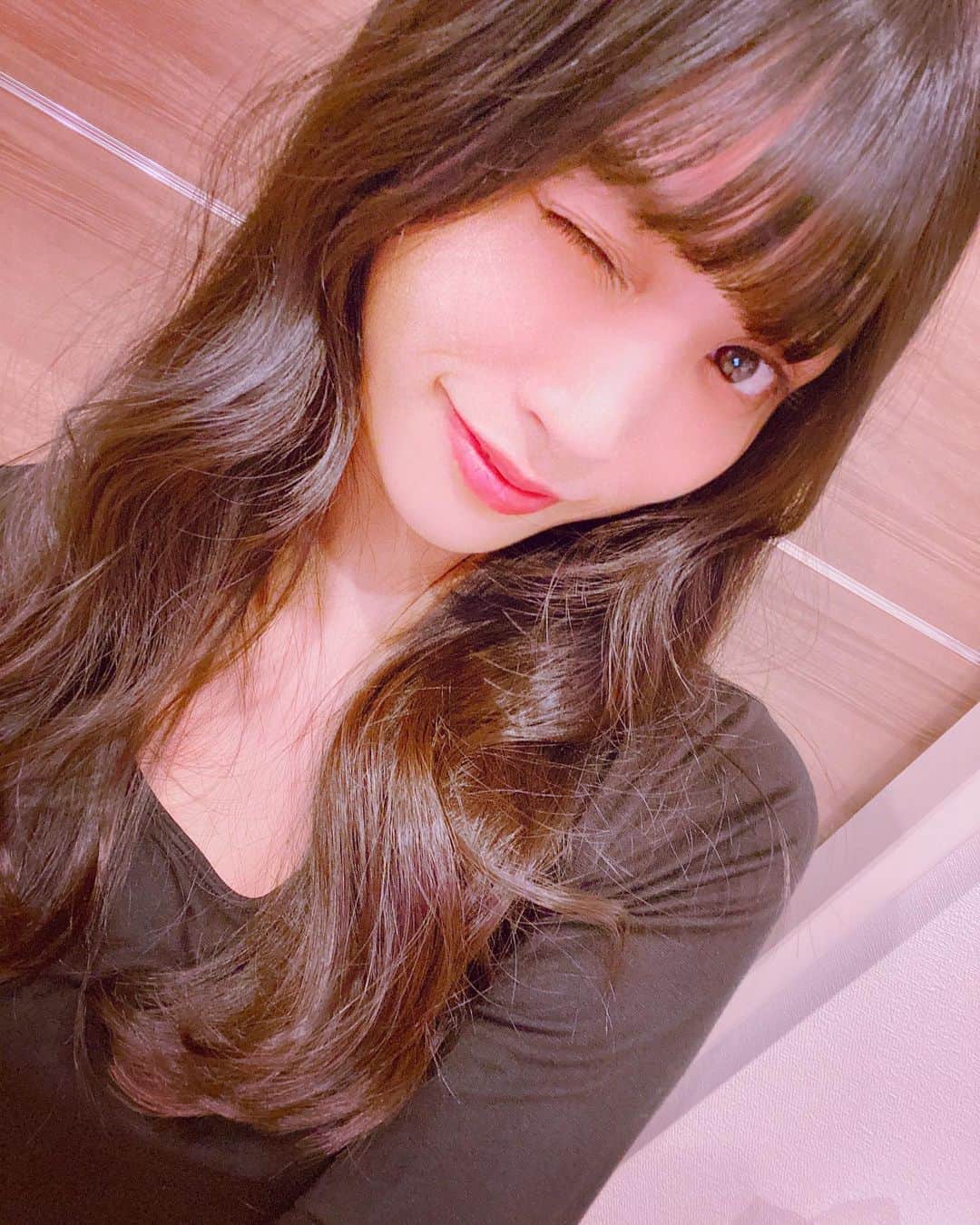 根岸愛のインスタグラム：「美容室行ってきました✂️ お世話になってるアトリエスリー(@threeharajuku )さん🏠 前髪整えましたっ💇‍♀️ 髪さらさらなった〜🥳 どおです？？ #hair #longhair #cut #黒髪 #黒髪ロング #ロングヘアー #ロングヘア　#美容室 #前髪」