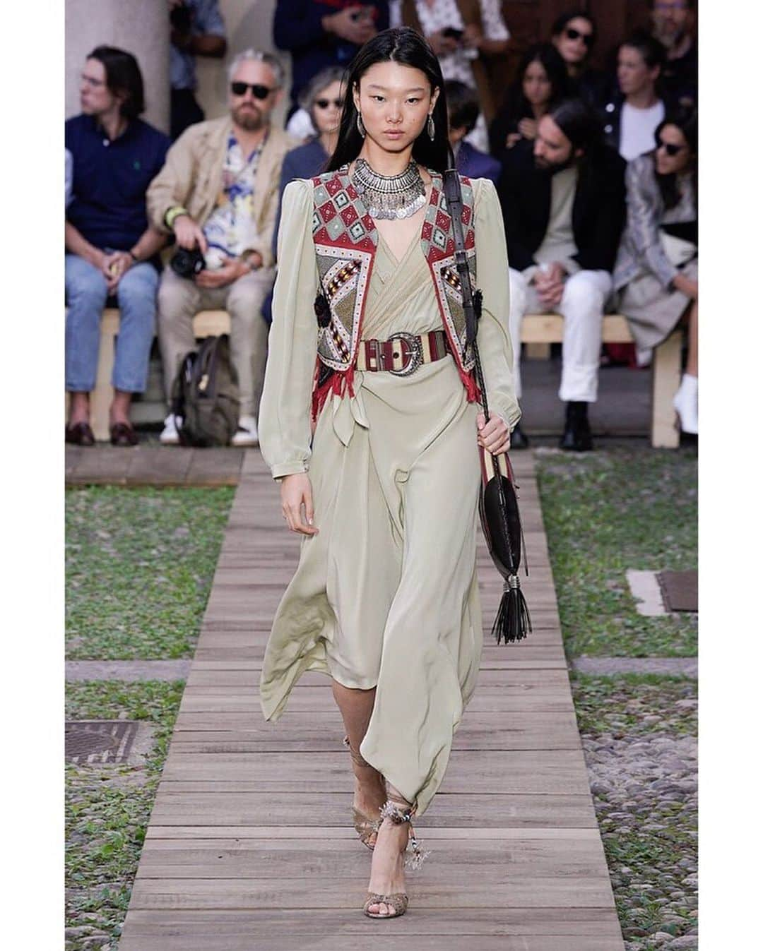 ペ・ユニョンさんのインスタグラム写真 - (ペ・ユニョンInstagram)「Stunning @etro 💚 #ETRO #MFW #20SS #yoon #bae #yoonyoungbae #koreanmodel」10月21日 21時59分 - mulan_bae