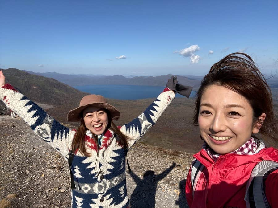 佐藤彩さんのインスタグラム写真 - (佐藤彩Instagram)「念願の樽前山へ⛰  昨日は素晴らしい秋晴れ☀️ 紅葉も美しく、絶好の登山日和のなか、とても気持ち良かったです😊  それぞれのスポットによってどんどん移り変わる景色を見ていると、なんだか旅行している気分にもなりました🌟 素敵な山ですね☺️ . . そして、山登りのときにジャンプするのはわりとやっているのですが、今回は溶岩ドームとのコラボで撮影できるので、たくさん撮って撮って…なんとか形に。笑 最後の写真は絶対的な自信作かと思ったのですが…よく見るとちょっと恥ずかしい感じになってしまい… 最後にしています😅  山頂付近の風はものすごくて…近藤さんの体感では風速12.3mくらいあったのではないかと。 そんななかでも気の置けない仲間とおしゃべりしながらの登山は楽しくて仕方ない時間でした😆 溶岩ドームを前に近藤さんが淹れてくれたコーヒーで体が温められたというのもありがたかったです✨  また登りたい山、樽前山です😄  #樽前山 #風強い #溶岩ドーム #支笏湖 #HBC #アナウンサー #近藤肇 アナ #佐藤彩」10月21日 22時00分 - hbc_ayasato