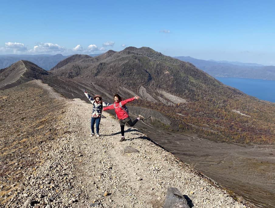 佐藤彩さんのインスタグラム写真 - (佐藤彩Instagram)「念願の樽前山へ⛰  昨日は素晴らしい秋晴れ☀️ 紅葉も美しく、絶好の登山日和のなか、とても気持ち良かったです😊  それぞれのスポットによってどんどん移り変わる景色を見ていると、なんだか旅行している気分にもなりました🌟 素敵な山ですね☺️ . . そして、山登りのときにジャンプするのはわりとやっているのですが、今回は溶岩ドームとのコラボで撮影できるので、たくさん撮って撮って…なんとか形に。笑 最後の写真は絶対的な自信作かと思ったのですが…よく見るとちょっと恥ずかしい感じになってしまい… 最後にしています😅  山頂付近の風はものすごくて…近藤さんの体感では風速12.3mくらいあったのではないかと。 そんななかでも気の置けない仲間とおしゃべりしながらの登山は楽しくて仕方ない時間でした😆 溶岩ドームを前に近藤さんが淹れてくれたコーヒーで体が温められたというのもありがたかったです✨  また登りたい山、樽前山です😄  #樽前山 #風強い #溶岩ドーム #支笏湖 #HBC #アナウンサー #近藤肇 アナ #佐藤彩」10月21日 22時00分 - hbc_ayasato