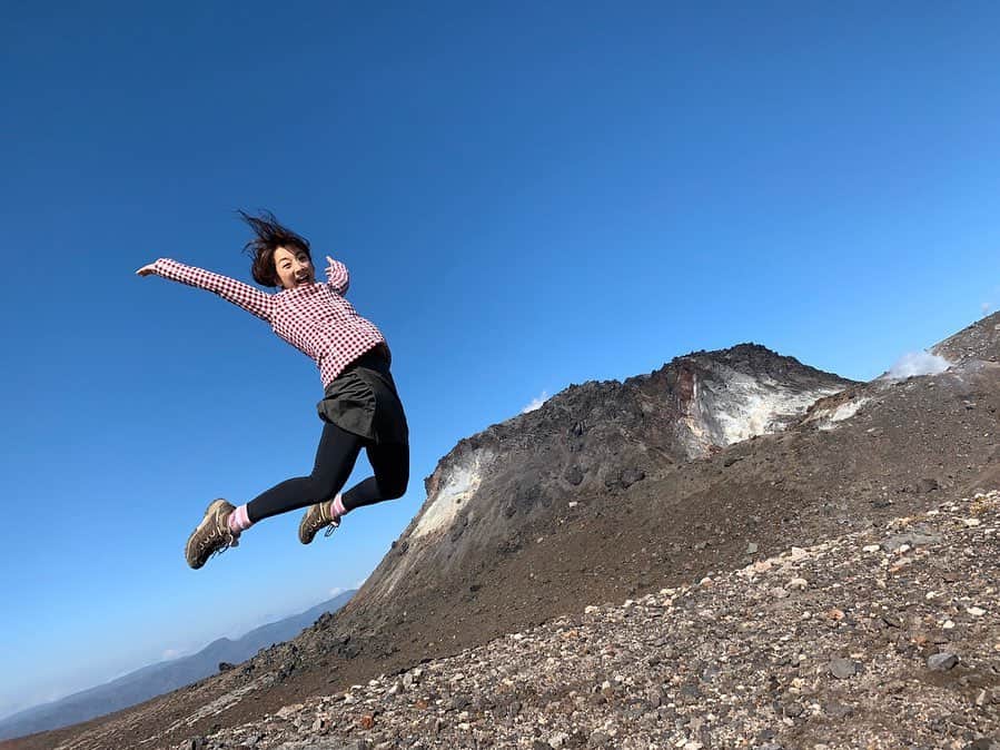 佐藤彩さんのインスタグラム写真 - (佐藤彩Instagram)「念願の樽前山へ⛰  昨日は素晴らしい秋晴れ☀️ 紅葉も美しく、絶好の登山日和のなか、とても気持ち良かったです😊  それぞれのスポットによってどんどん移り変わる景色を見ていると、なんだか旅行している気分にもなりました🌟 素敵な山ですね☺️ . . そして、山登りのときにジャンプするのはわりとやっているのですが、今回は溶岩ドームとのコラボで撮影できるので、たくさん撮って撮って…なんとか形に。笑 最後の写真は絶対的な自信作かと思ったのですが…よく見るとちょっと恥ずかしい感じになってしまい… 最後にしています😅  山頂付近の風はものすごくて…近藤さんの体感では風速12.3mくらいあったのではないかと。 そんななかでも気の置けない仲間とおしゃべりしながらの登山は楽しくて仕方ない時間でした😆 溶岩ドームを前に近藤さんが淹れてくれたコーヒーで体が温められたというのもありがたかったです✨  また登りたい山、樽前山です😄  #樽前山 #風強い #溶岩ドーム #支笏湖 #HBC #アナウンサー #近藤肇 アナ #佐藤彩」10月21日 22時00分 - hbc_ayasato