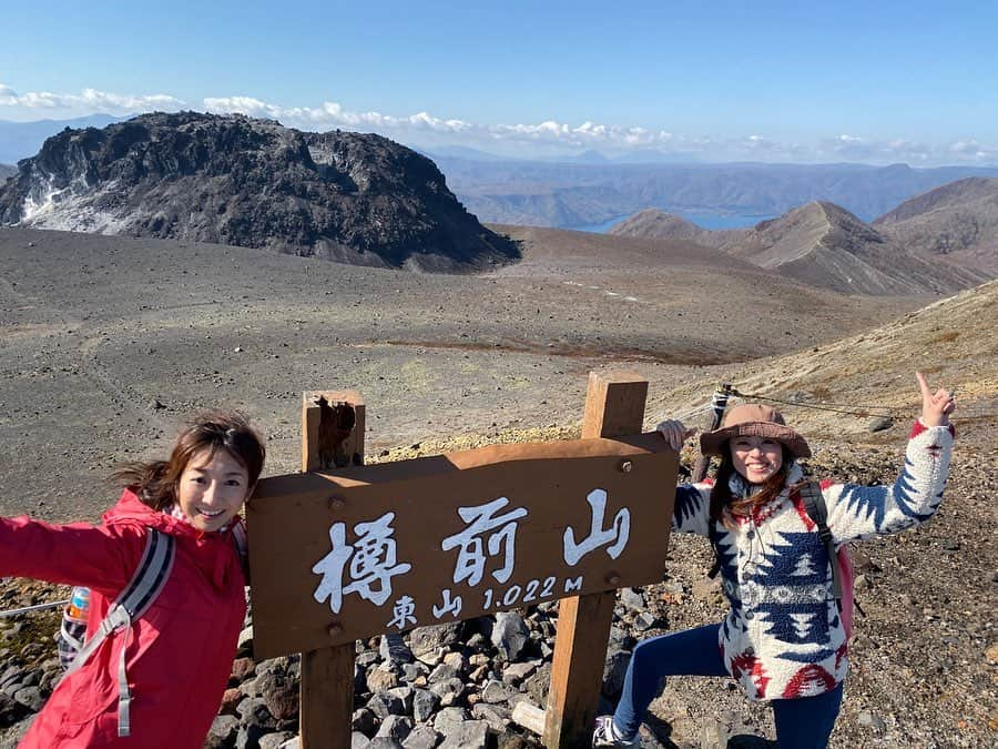 佐藤彩さんのインスタグラム写真 - (佐藤彩Instagram)「念願の樽前山へ⛰  昨日は素晴らしい秋晴れ☀️ 紅葉も美しく、絶好の登山日和のなか、とても気持ち良かったです😊  それぞれのスポットによってどんどん移り変わる景色を見ていると、なんだか旅行している気分にもなりました🌟 素敵な山ですね☺️ . . そして、山登りのときにジャンプするのはわりとやっているのですが、今回は溶岩ドームとのコラボで撮影できるので、たくさん撮って撮って…なんとか形に。笑 最後の写真は絶対的な自信作かと思ったのですが…よく見るとちょっと恥ずかしい感じになってしまい… 最後にしています😅  山頂付近の風はものすごくて…近藤さんの体感では風速12.3mくらいあったのではないかと。 そんななかでも気の置けない仲間とおしゃべりしながらの登山は楽しくて仕方ない時間でした😆 溶岩ドームを前に近藤さんが淹れてくれたコーヒーで体が温められたというのもありがたかったです✨  また登りたい山、樽前山です😄  #樽前山 #風強い #溶岩ドーム #支笏湖 #HBC #アナウンサー #近藤肇 アナ #佐藤彩」10月21日 22時00分 - hbc_ayasato