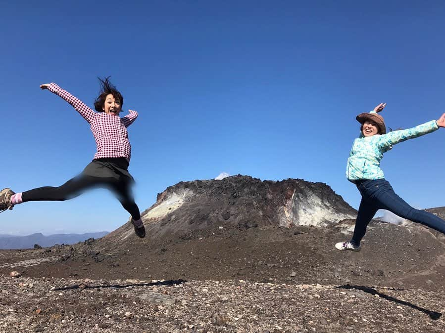 佐藤彩さんのインスタグラム写真 - (佐藤彩Instagram)「念願の樽前山へ⛰  昨日は素晴らしい秋晴れ☀️ 紅葉も美しく、絶好の登山日和のなか、とても気持ち良かったです😊  それぞれのスポットによってどんどん移り変わる景色を見ていると、なんだか旅行している気分にもなりました🌟 素敵な山ですね☺️ . . そして、山登りのときにジャンプするのはわりとやっているのですが、今回は溶岩ドームとのコラボで撮影できるので、たくさん撮って撮って…なんとか形に。笑 最後の写真は絶対的な自信作かと思ったのですが…よく見るとちょっと恥ずかしい感じになってしまい… 最後にしています😅  山頂付近の風はものすごくて…近藤さんの体感では風速12.3mくらいあったのではないかと。 そんななかでも気の置けない仲間とおしゃべりしながらの登山は楽しくて仕方ない時間でした😆 溶岩ドームを前に近藤さんが淹れてくれたコーヒーで体が温められたというのもありがたかったです✨  また登りたい山、樽前山です😄  #樽前山 #風強い #溶岩ドーム #支笏湖 #HBC #アナウンサー #近藤肇 アナ #佐藤彩」10月21日 22時00分 - hbc_ayasato