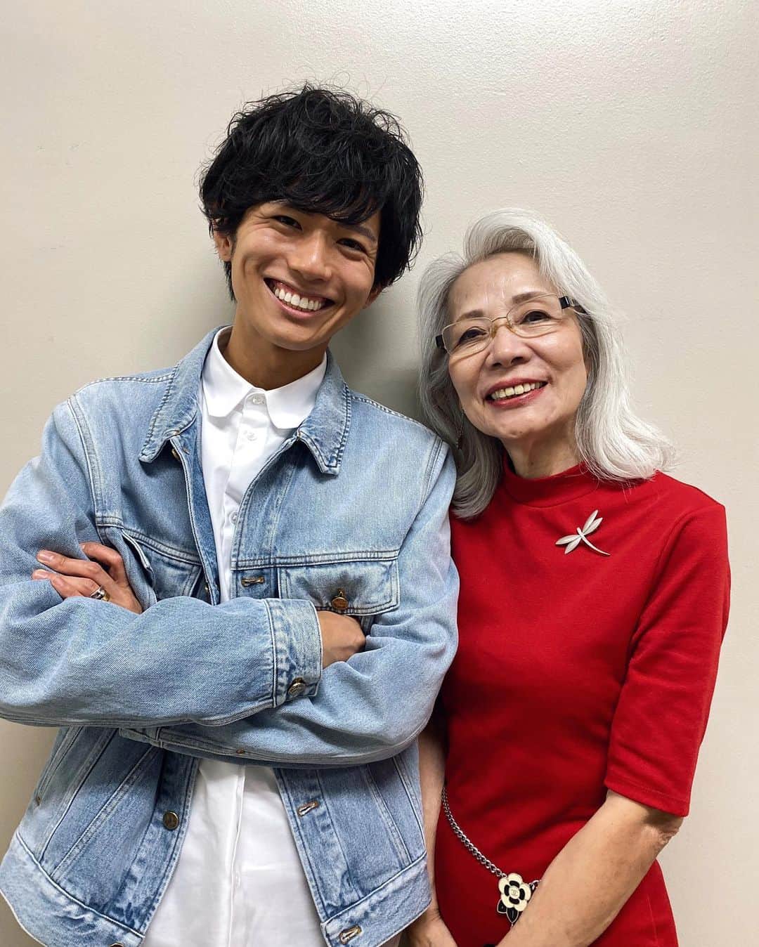 片山良平のインスタグラム：「「SPURの広告に出てきそうなグレイヘアのモデルさん切りたいなー」 から始まった今回のステージ。 . 最初に依頼が来た時、本当は「さて、どうしようか。」と思ってました。 . ただ、やるからには全力で . 『必ずストーリーが伝わるステージにしたい』 . これしか思って無かった。 カッコいいとか、すげー、じゃなくてストーリー。 . 僕が美容師人生を14年やって感じてきたこと。まだまだだけど。 . 「今までやってきて素敵だな」 . って感じてきたことを15分で表現したい。 . カッコつけることも大事だし、すげー事をやる事も大事だけど、本当に大切なことって、1人の人の幸せを作ることだと思うんだよね。 その積み重ね。積み重なって積み重なって厚くて大きくなっていく。 その過程が大事だと思ってる。 . 帰りに「本当に感動しました！」って言ってくれる人がいて、最高に嬉しかった！ . LONESSの代表として、これからも美容業界に貢献できる様に努めていきます。 . 本日は、本当にありがとうございました🙏 . . #ヘアショー #幕開け #グレイヘア #想い」