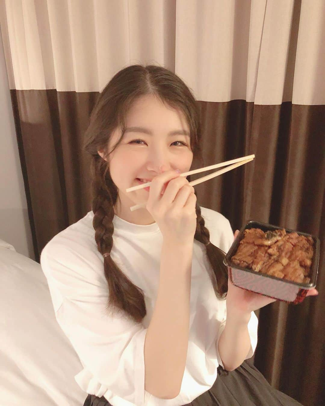 岩立沙穂さんのインスタグラム写真 - (岩立沙穂Instagram)「🍚 . 名古屋めし💓 用意していただいたひつまぶし ホテルでのんびり食べました♪ 鰻ふわふわだったーー☺️ . #名古屋グルメ #ひつまぶし #あーげないっ  #幸せそうな顔してる  #全国握手会 #AKB48」10月21日 22時05分 - saho_iwatate104