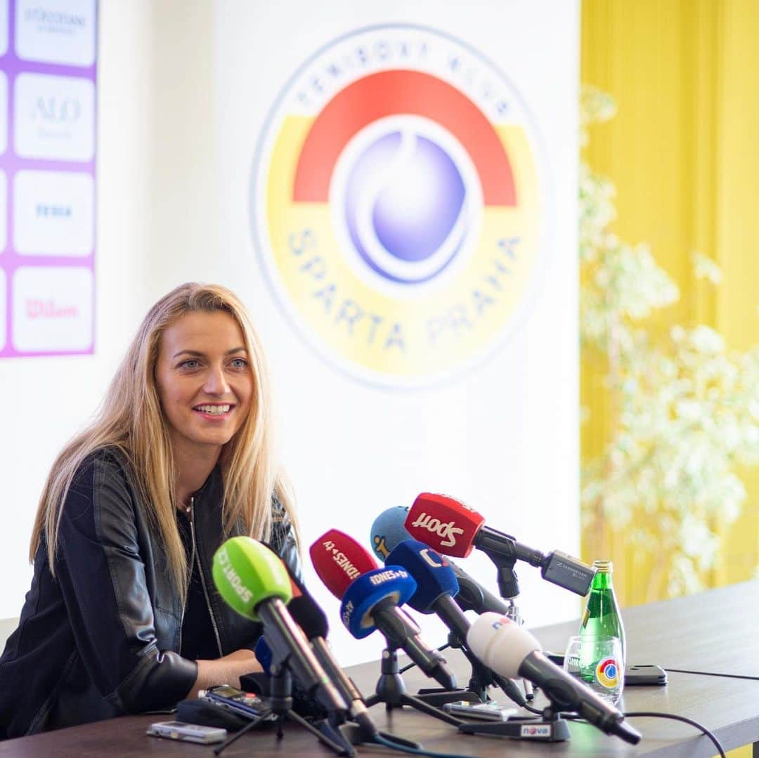 PetraKvitovaさんのインスタグラム写真 - (PetraKvitovaInstagram)「Prague press conference fun done and now it's time to leave for the final tournament of the year 🎤😜 📷 @photosekanina」10月22日 3時34分 - petra.kvitova