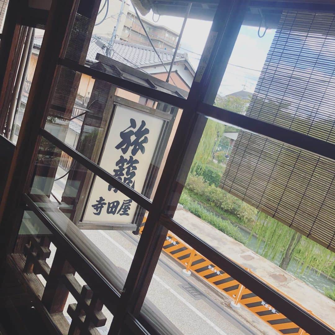 田中美海さんのインスタグラム写真 - (田中美海Instagram)「💁‍♀️2019.10🍁﻿ ﻿ 一人で京都に行ったYO😎﻿ 私に一人は向いてないと分かった笑﻿ 貴重な経験……（ずっと誰かに喋りかけたかった）﻿ ﻿ でも小学生の頃からずっと行きたかった﻿ 坂本龍馬たちのお墓とか歴史資料館とか﻿ 寺田屋跡も行けてよかった☺️☺️☺️﻿ 木戸孝允サンかっこよいなと改めて思ったのであった。﻿ ﻿ 本間精一郎遭難地の近くに﻿ 映え映えなタピオカ屋さんあったし﻿ 近江屋跡がかっぱ寿司になってたのは﻿ 時代を感じた😂😂😂🍣﻿ ﻿ でも川とか場所は変わってないだろうし﻿ 細い道の入り組んだ感じとか実際に歩いてみて﻿ ここをみんなも歩いたりしたのかなあとか考えると﻿ ……なんかもうジーンとしちゃってタピオカすすったよね。﻿ ﻿ 京都、歩けば色々な跡地とか神社とかお寺とか﻿ たくさんあって街並みとかも少し鎌倉に似てた✨﻿ ﻿ 日本史の中で特に詳しい（というか好き）なのが﻿ 幕末、龍馬周りだから新選組の縁の地も﻿ 行きたかったのが悔しみ😢💦﻿ 資料館はこの歳で行けてよかったかな☺️﻿ 小学生の頃だったらあまり理解できなかったかも！﻿ ﻿ と、たまには映えみある風景を投稿するのであった🤗﻿ 京都素敵なところ！！！女子旅したい！！﻿ ﻿ 高知も行きたいな〜〜〜〜﻿ ﻿ #お墓から見下ろす京都が素晴らしかった﻿ #夕暮れ時で人がいなくて少し怖かった﻿ #天誅組﻿」10月21日 22時08分 - minazou_in_sta