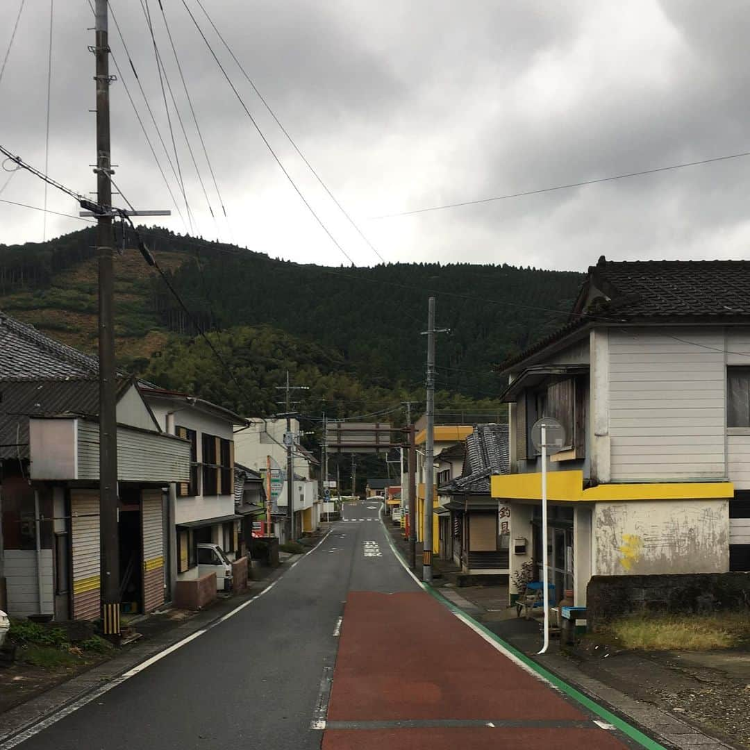 能町みね子さんのインスタグラム写真 - (能町みね子Instagram)「サンA(知らん) そしてやっぱり黄色い都井の街並み」10月21日 22時12分 - nmcmnc