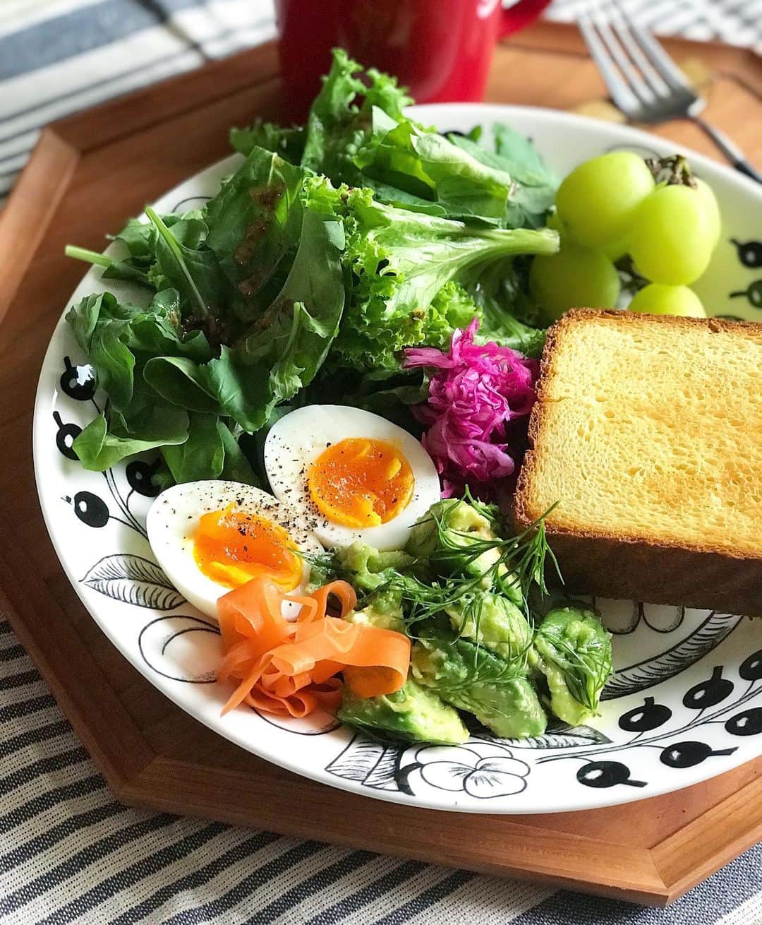 kokochiyoiさんのインスタグラム写真 - (kokochiyoiInstagram)「2019/10/21 月曜日の#お昼ごはん。 アボカドとディルのレモンサラダ (下↓に簡単なレシピあります)。 キャロットラペ、ゆで卵、 紫キャベツのコールスロー、 ルッコラのサラダ、 シャインマスカット、 #沢村 のブリオッシュ風食パン、 ドリップコーヒー。 ✳︎ ✳︎ ✳︎ ディルが大好きなのですが、 なぜか最寄りのスーパーでは 売り切れ率が高く、 ディルを見つけると 反射的に買ってしまいます 笑 ✳︎ ✳︎ ✳︎ ●アボカドとディルのレモンサラダ ・アボカド 2個 ・レモン 半分(絞る) ・オリーブオイル 適量 ・塩(岩塩など) 適量 ・醤油 ひとたらし ・ディル 適量 ＝作り方＝ アボカドをスプーンで 一口大にくり抜きます。 あとは材料を順番に入れ 混ぜるだけ。 さらに粗挽き黒胡椒や、 ピンクペッパーを入れると 大人の味に♡ ✳︎ ✳︎ ✳︎ #kokochiyoiレシピ」10月21日 22時24分 - kokochiyoi