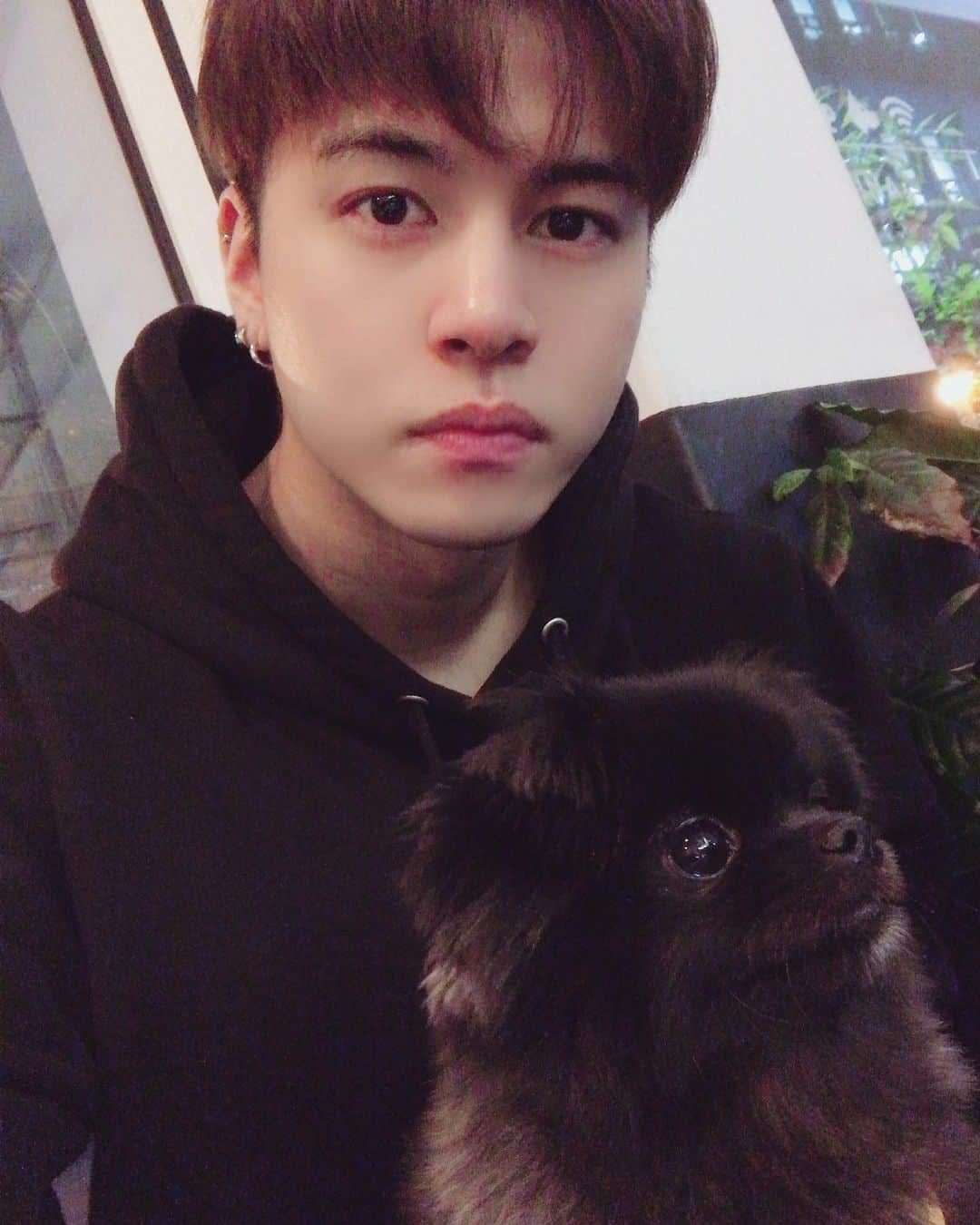 サンミンのインスタグラム：「사이좋게 힐링중.🐶」