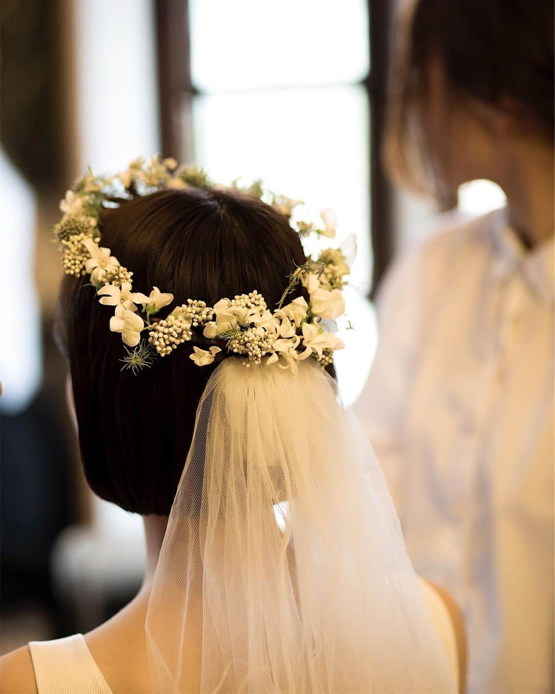 のインスタグラム：「Yusuke & Asumi❤️ #bridalbouquet #Weddingcrown #bouquet #weddingbouquet #weddingflowers  2019年10月20日  生徒のあすみさんのご結婚式。 ウエディングブーケと花冠を作らせていただきました。どちらも本当にお似合いで可愛らしかった…　この日手渡したブーケは私にとっても一生の思い出となりそうです。 ご結婚おめでとうございます。 ＃森の中のウエディング #ウエディングブーケ」
