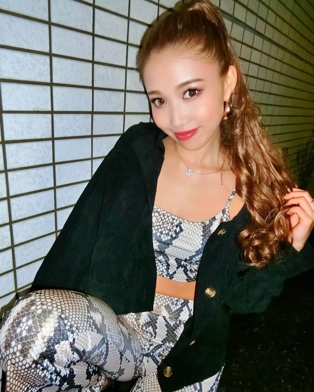 のインスタグラム：「🐍🐍🐍🐍🐍🐍🐍🐍🐍🐍🐍🐍🐍🐍 ・ 寒い😨😨 また台風近づいてるのー！？！？😱😱🌪🌪 もういいよやめてくれ…😭😭🙏 ・ 派手な服で堂々と歩ける日本になってくれ〜🐟🐟🐟🐟🐟笑笑 明日はお休みの人多いのかな？？ あったかいお風呂に入って早めに寝ようっと🧸 ・ 🐍🐍🐍🐍🐍🐍🐍🐍🐍🐍🐍🐍🐍 #cyberjapan #cjd_rina #サイバージャパンダンサーズ #パイソン柄 #ootd」