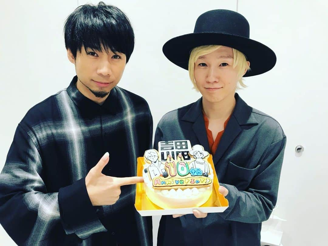 山田義孝さんのインスタグラム写真 - (山田義孝Instagram)「✨✨✨✨ 10月21日 デビュー10周年です！ これまで色んな事がありました。 話せる事も話せない事も。 だからこそ今日を迎えられた事が奇跡だと心から感じています。 今目の前にあるのは1人で生きていたら出逢う事の出来なかった景色です。 何度幸せな涙を流したかわからない10年。 これを書きながらもう泣きそうですが計り知れない感謝はこれからも音に変えていきます。 あなたと出逢えて本当に良かった。 11年目も吉田山田と共にどうぞ宜しく。」10月21日 22時25分 - yamadayositaka