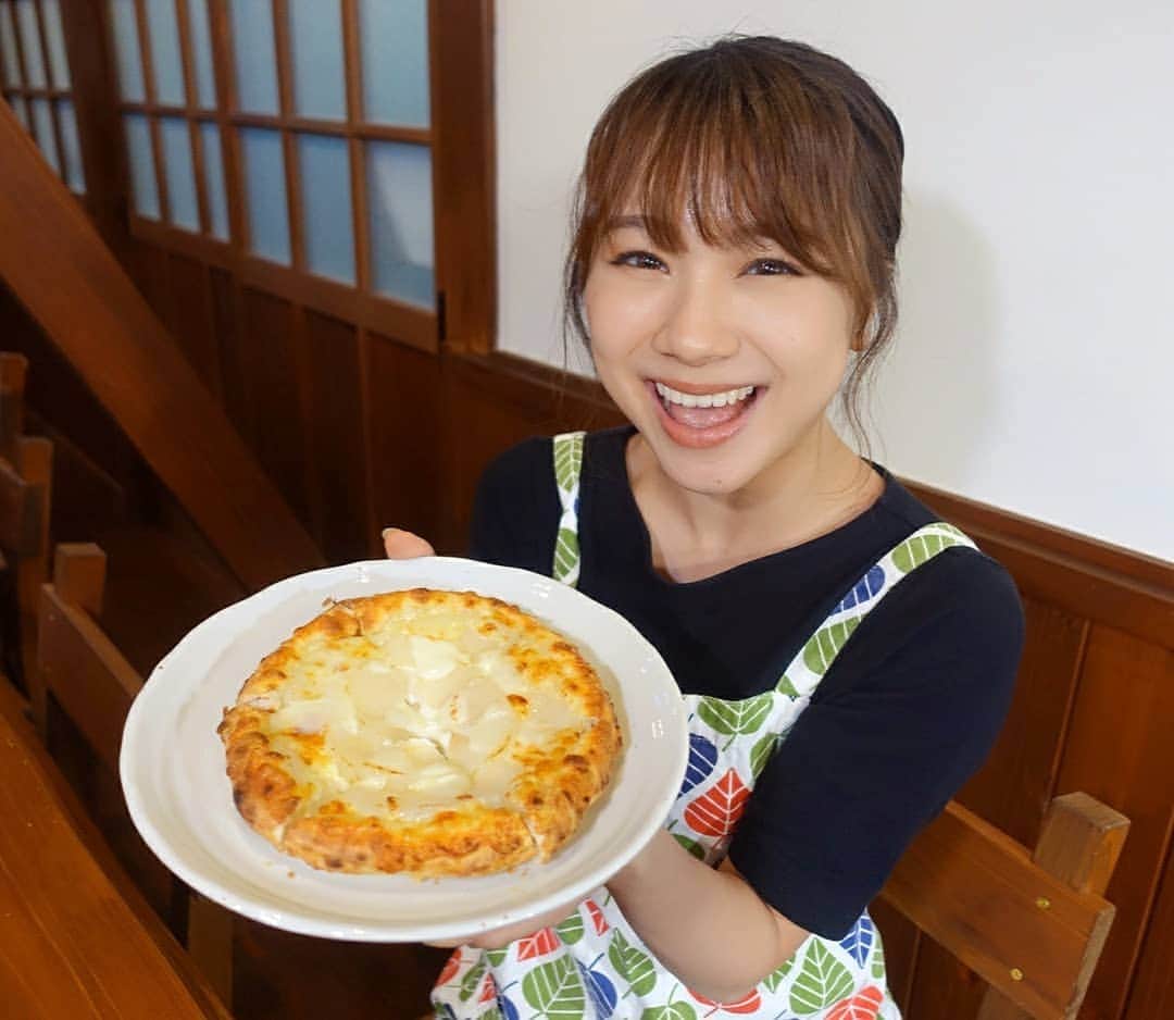 石田亜佑美さんのインスタグラム写真 - (石田亜佑美Instagram)「. . #仙台放送 #あらあらかしこ 「石田亜佑美が行くっ！～蔵王の梨編～」 . 梨のピザ作りました！ . 「森のピザ工房 ルヴォワール」さんで、この梨のピザを期間限定で提供していただいています！ここのピザはチーズがすっっっごいから、ぜひ１度食べに行ってみてください！ . @zaookamapizza . お店は学校をモチーフにしているので、なんだか懐かしい気持ちにもなれます✨ . . 「バケツ持って廊下に立ってなさい！」 これ経験したことある人……？笑 (私は無いです) . . #蔵王 #梨 #ピザ #ルヴォワール #お釜ピザ #チーズ #学校 #職員室 #校長室 #morningmusume19 #モーニング娘19 #石田亜佑美」10月21日 22時28分 - ayumi_ishida.official