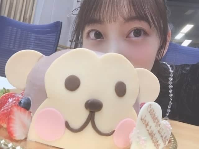 堀未央奈さんのインスタグラム写真 - (堀未央奈Instagram)「#リハ中に誕生日の歌が流れて一緒に手を叩いてたらわたしでした | 乃木坂46 堀未央奈 公式ブログ 2019/10/21 21:18  あ、そうそう お母さんに誕生日プレゼントでお弁当作ってー！ってお願いしていて懐かしのお弁当を作ってもらいました(^-^) . 嬉しすぎる〜 美味しかったです！  レコメン！のスタッフさんから猿ケーキもいただきました❤ かわいすぎて食べるのもったいない！って思ったけど丁寧に切り分けさせていただきました。 顔を真ん中で切ったたよ❤  http://blog.nogizaka46.com/miona.hori/smph/2019/10/053298.php/ #お母さんに誕生日プレゼント #弁当 #レコメン #猿ケーキ #HappyMionaDay #堀未央奈生誕祭 #堀未央奈生誕祭2019 #23歳 #堀未央奈 #HoriMiona #みおな #ハッピーバースデー #お誕生日おめでとう #乃木坂46 #2期生 #岐阜県 #東京」10月21日 22時41分 - horimiona46