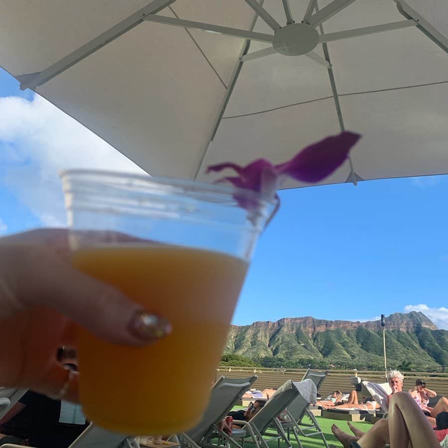 のインスタグラム：「オアフ島⇨ハワイ島から帰ってきました〜たっのしすぎた🥺 食べ物編 2枚目は前回毎朝行った  ボガーツカフェ！アサイーボウルと炒飯とオムレツが最高っ全部シェアして食べました、でも今回は毎朝寝坊で一回だけ、、、 三枚目はスリルズソフトサーブのアイス！（ストーリーズで教えてもらった❤︎）オレオチーズ！ 4枚目ルースズクリス（これも教えてくれた方ありがとです❤︎） めっちゃ美味しかった、、、 クリームスピナッチも！！軽〜いディナー用のお洋服で行きました 5枚目はmoke'sのパンケーキもオムレツも美味しい〜残念だったのがカイルアの店舗にしかパンケーキの粉が売ってなくて買えなかったこと。。 7枚目はストリップステーキ（ここもありがとです❤︎）ポテトのソースのトリュフのやつも美味しくて食べ過ぎて、私は2切れしか食べれなかった笑  #おさかなゆきの旅」
